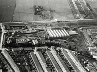 76636 Luchtfoto van de bovenbouwwerkplaats met emplacement van de Nederlandse Spoorwegen aan de 2e Daalsedijk te ...